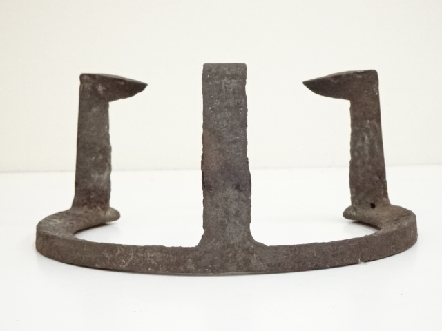  釜師　高木治良兵衛造　中爪風炉五徳（共箱）